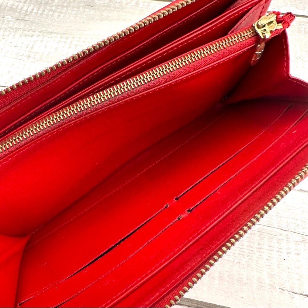 AUTHENTIC Louis Vuitton Vernis Zippy. Color:Red. - Picture 13 of 16